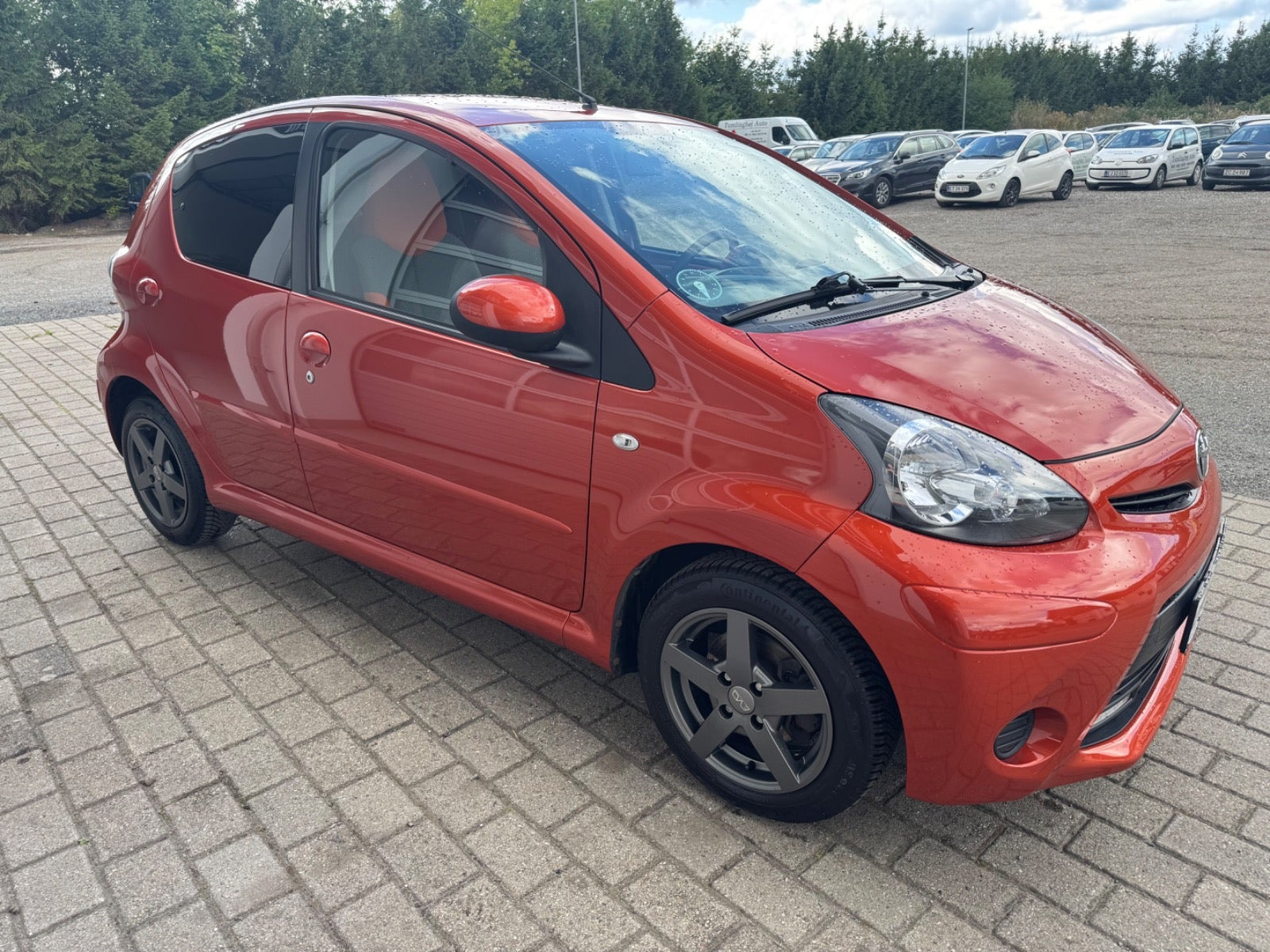 Orange Toyota Aygo fra 2012