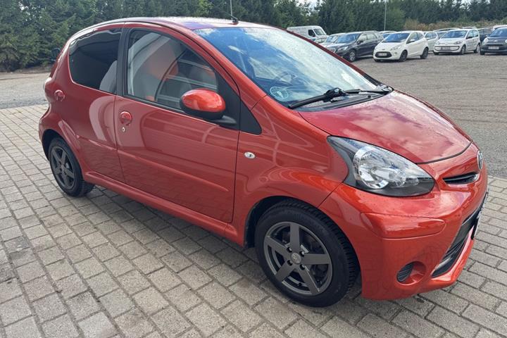 Orange Toyota Aygo fra 2012