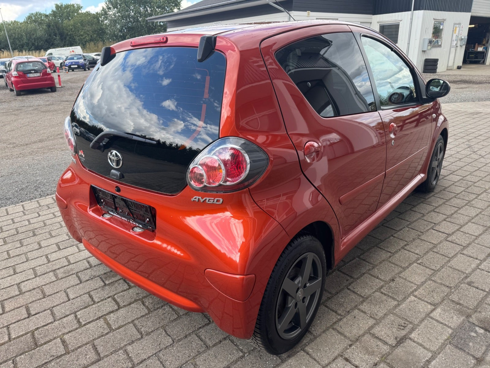 Orange Toyota Aygo fra 2012