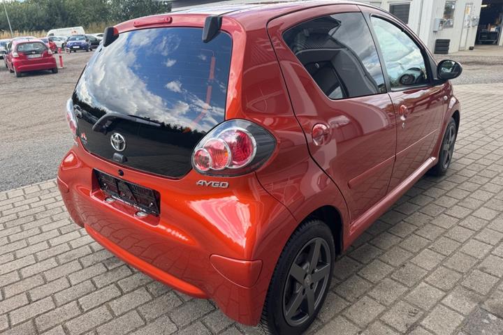 Orange Toyota Aygo fra 2012