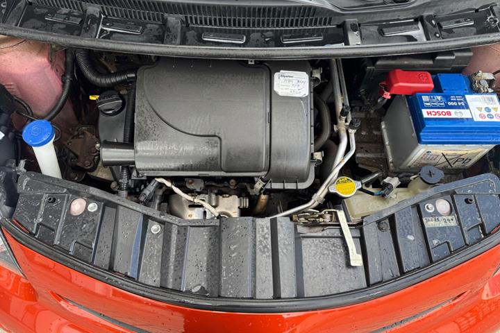 Orange Toyota Aygo fra 2012