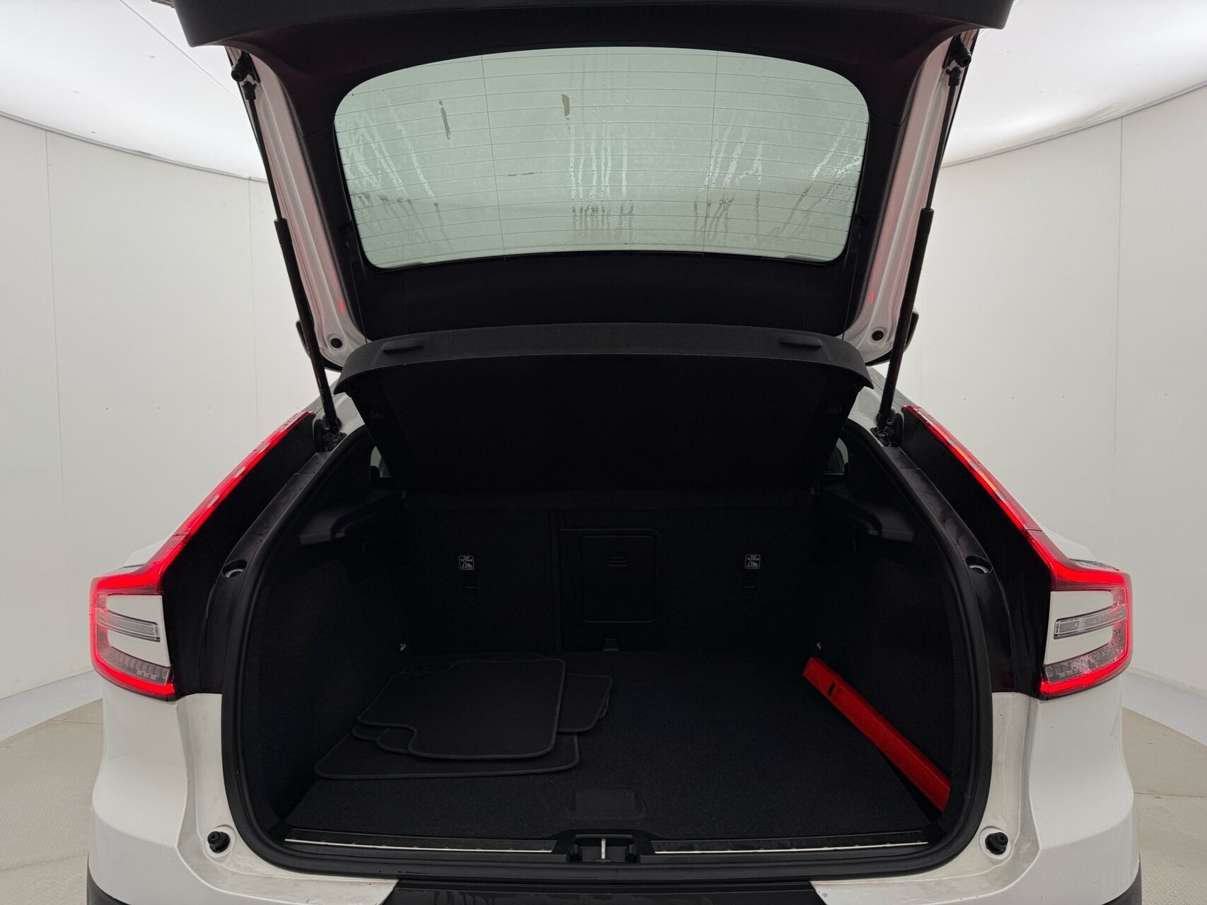 Hvid Volvo C40 fra 2023