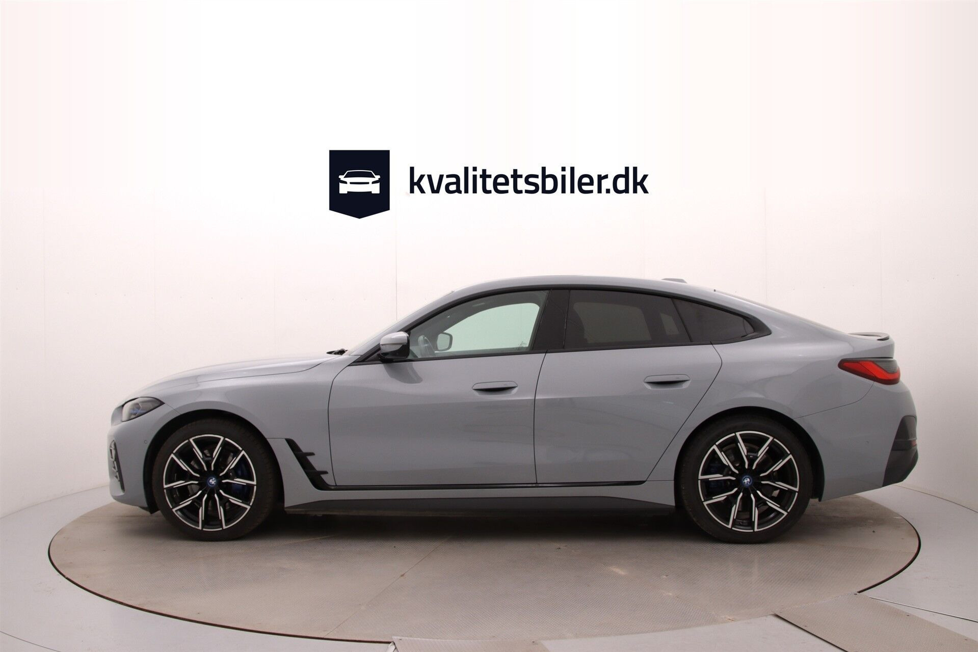 Grå BMW i4 fra 2024