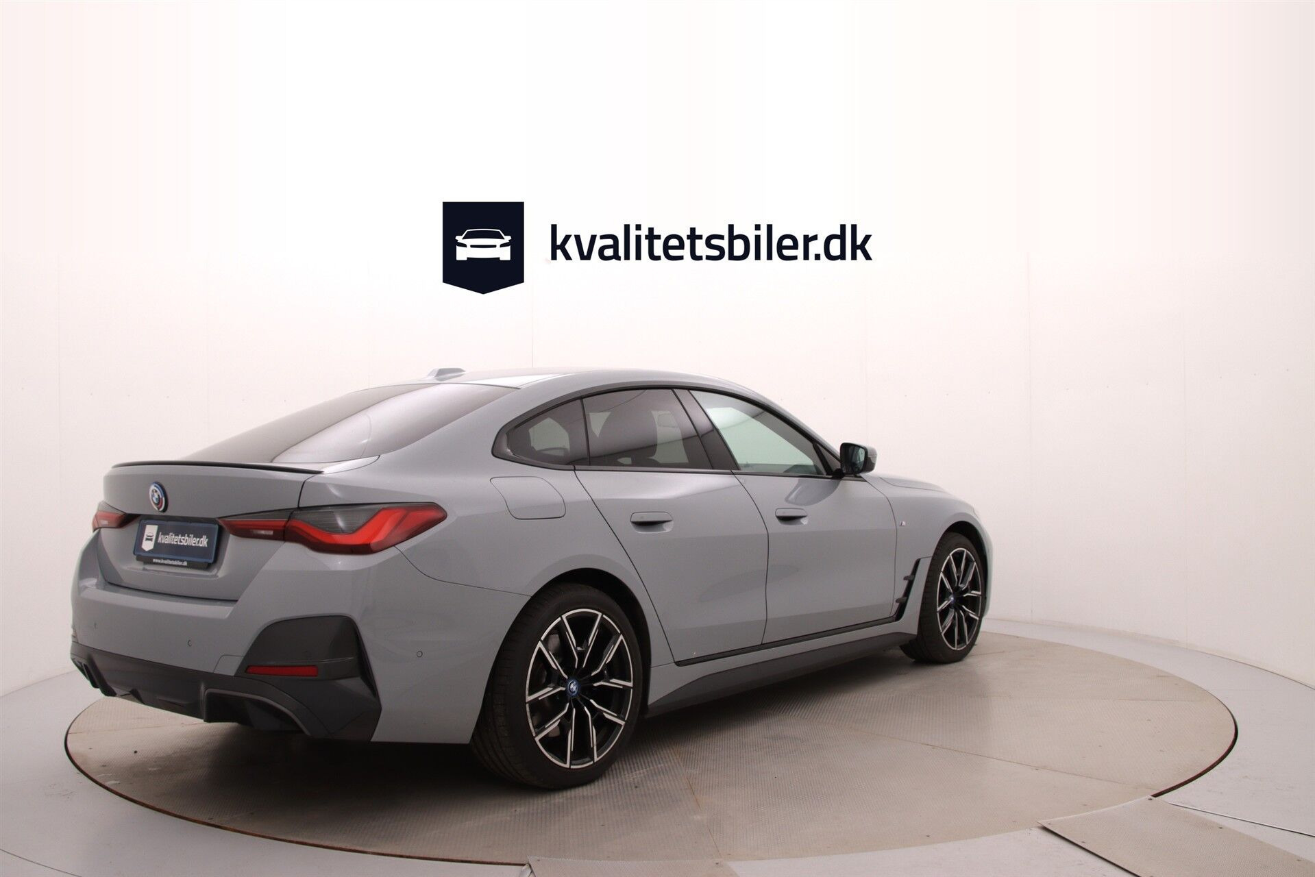 Grå BMW i4 fra 2024