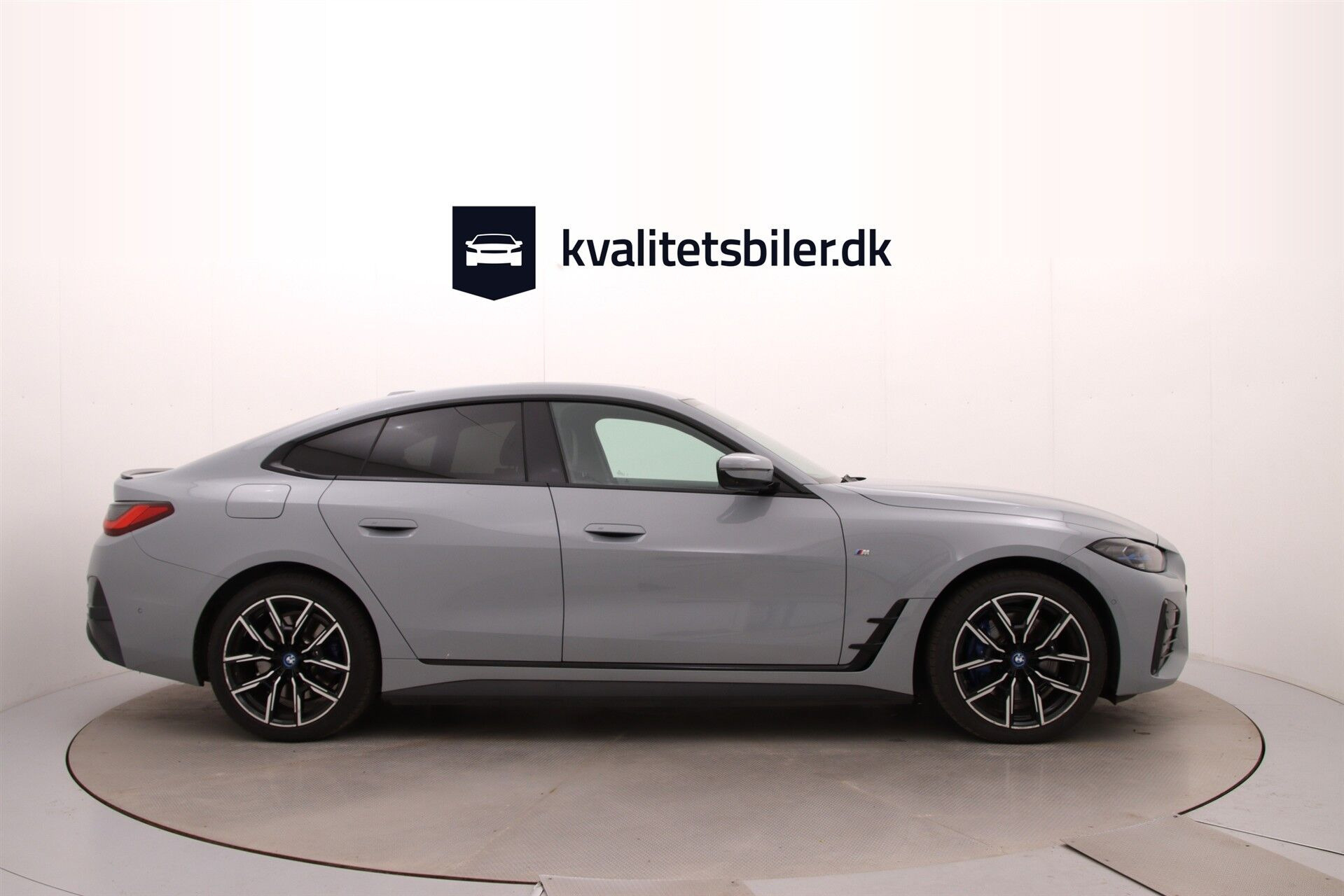 Grå BMW i4 fra 2024