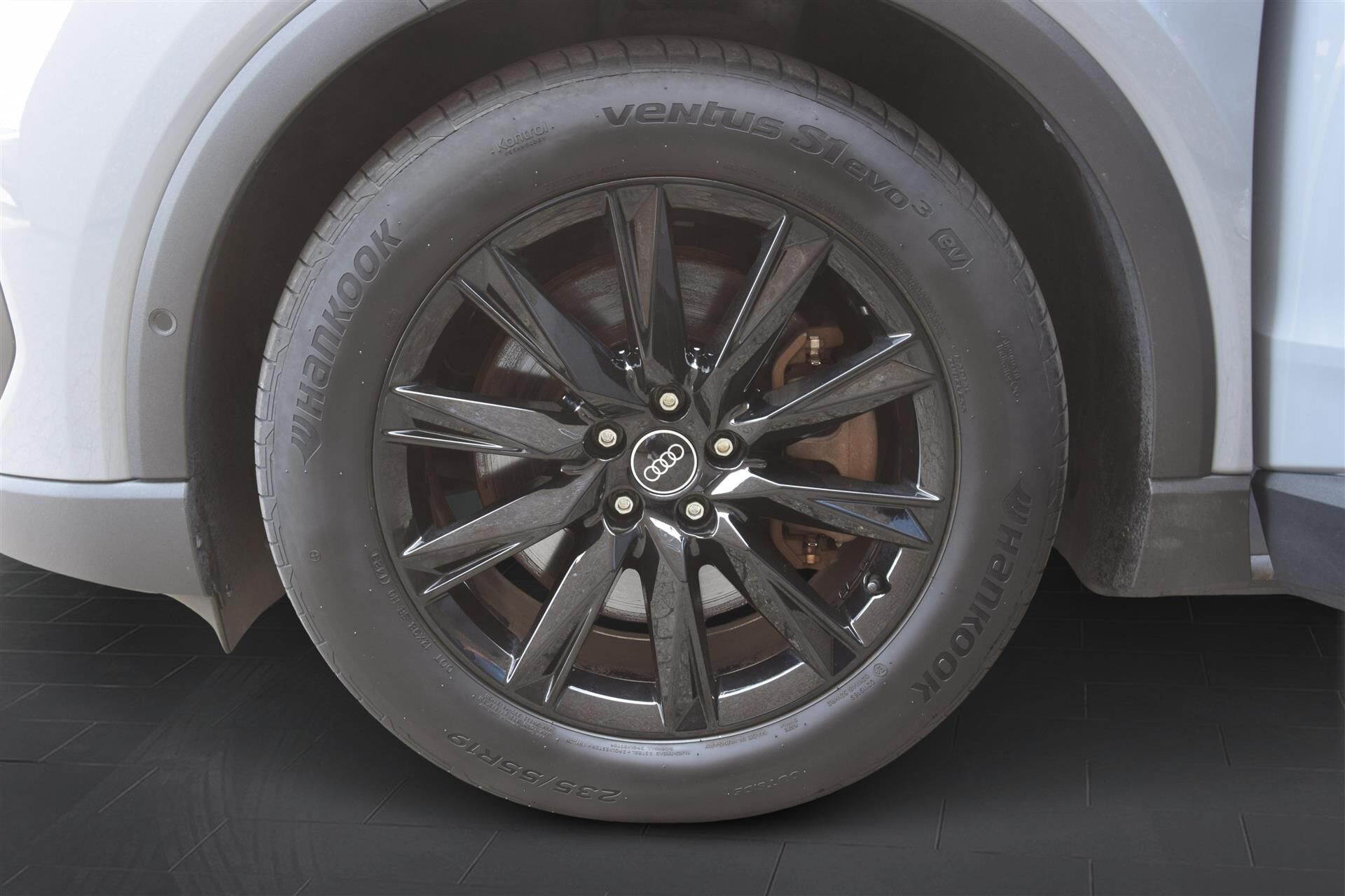 Grå Audi Q4 fra 2023