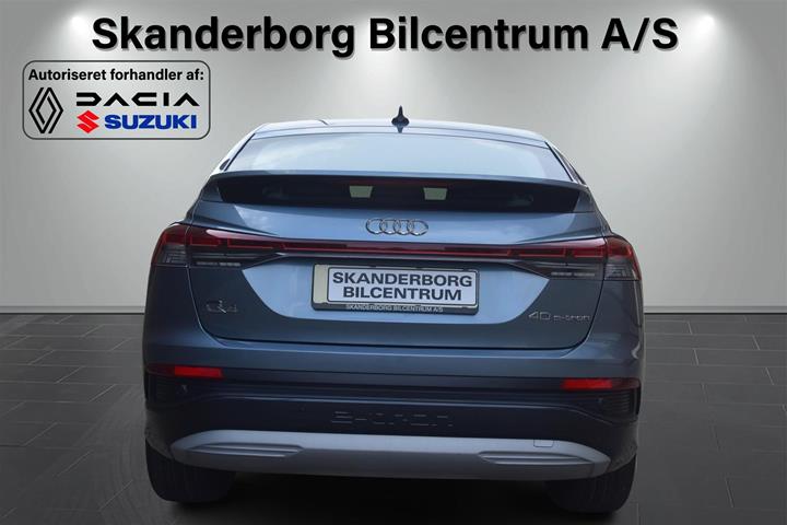 Grå Audi Q4 fra 2023
