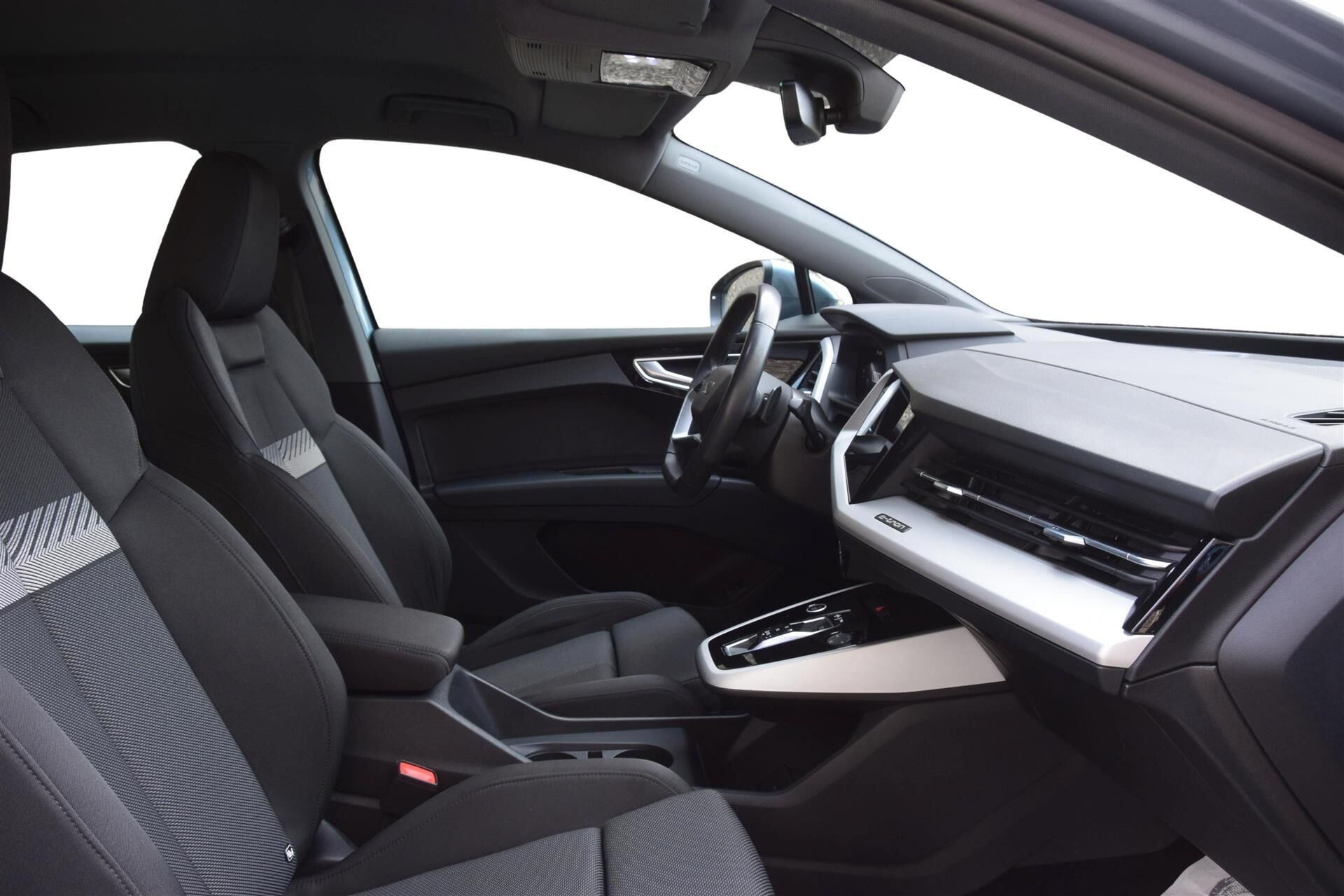 Grå Audi Q4 fra 2023