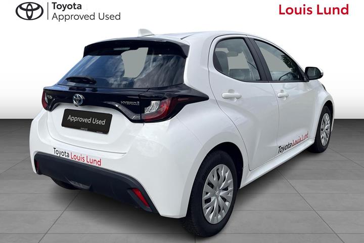 Hvid Toyota Yaris fra 2024
