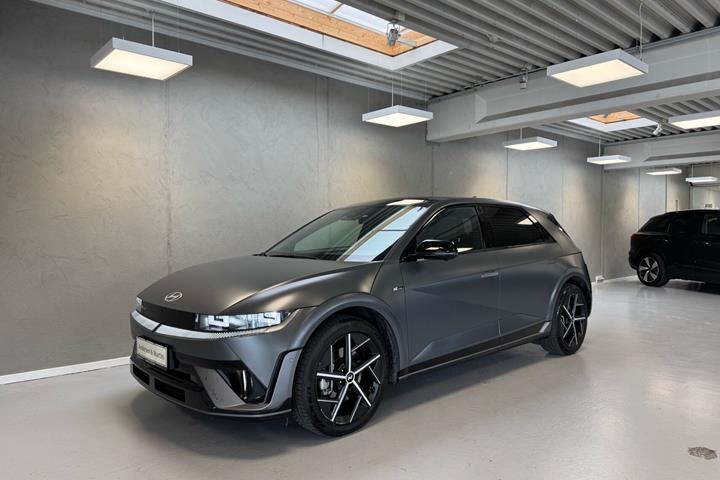 Grå Hyundai Ioniq 5 fra 2025