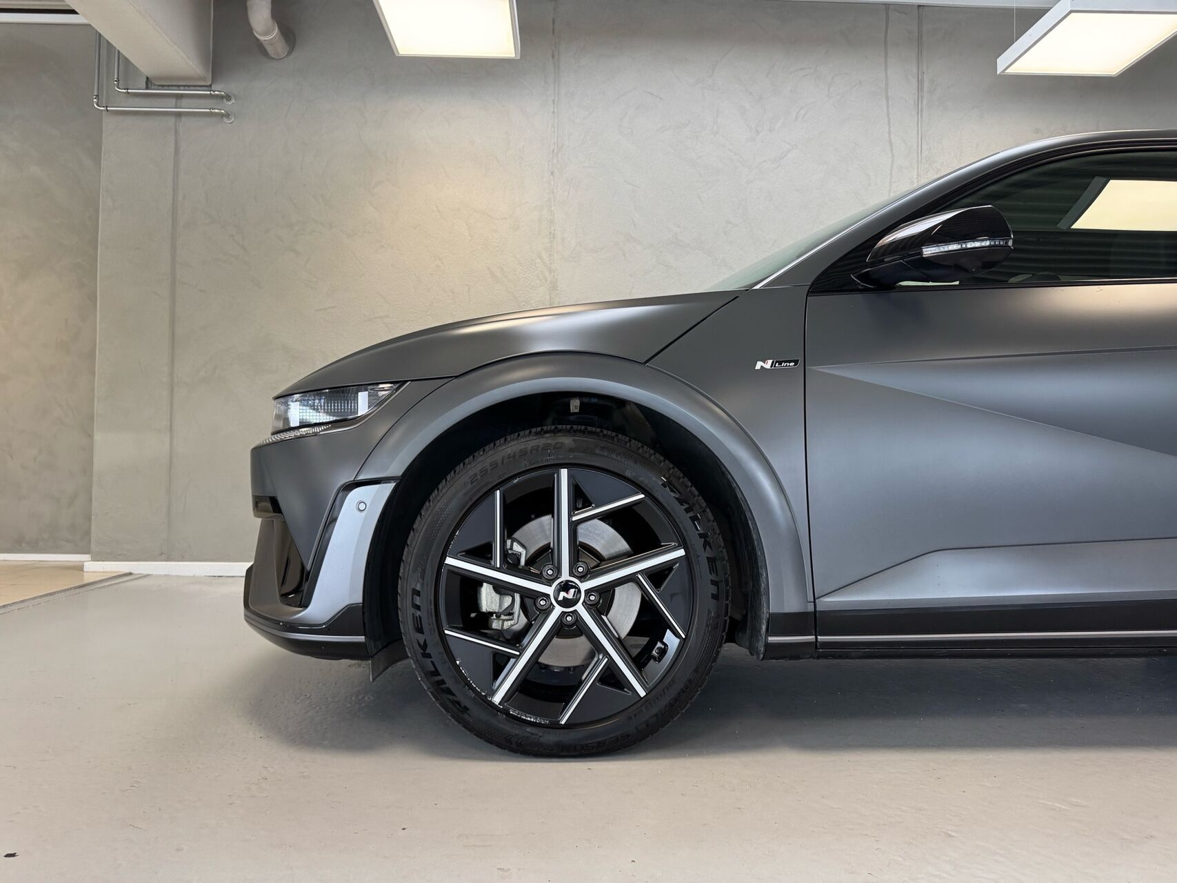 Grå Hyundai Ioniq 5 fra 2025