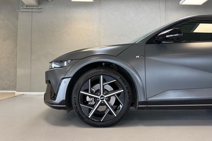Grå Hyundai Ioniq 5 fra 2025