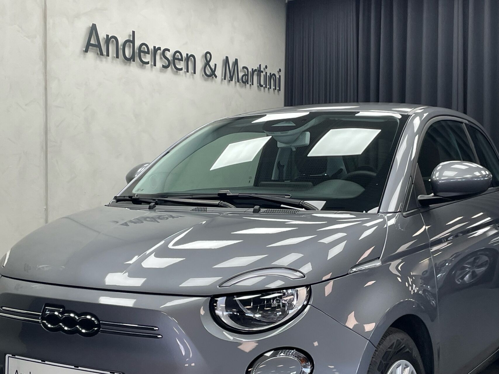 Grå Fiat 500e fra 2023