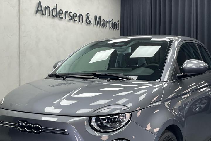Grå Fiat 500e fra 2023