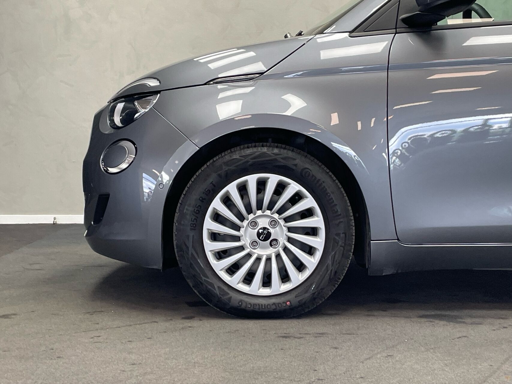 Grå Fiat 500e fra 2023