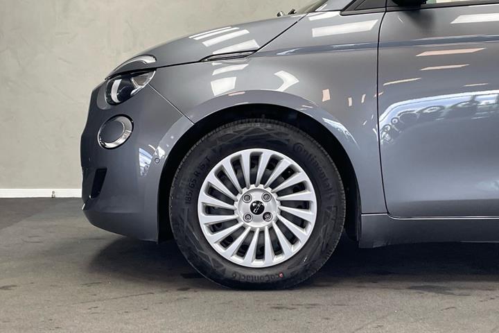 Grå Fiat 500e fra 2023
