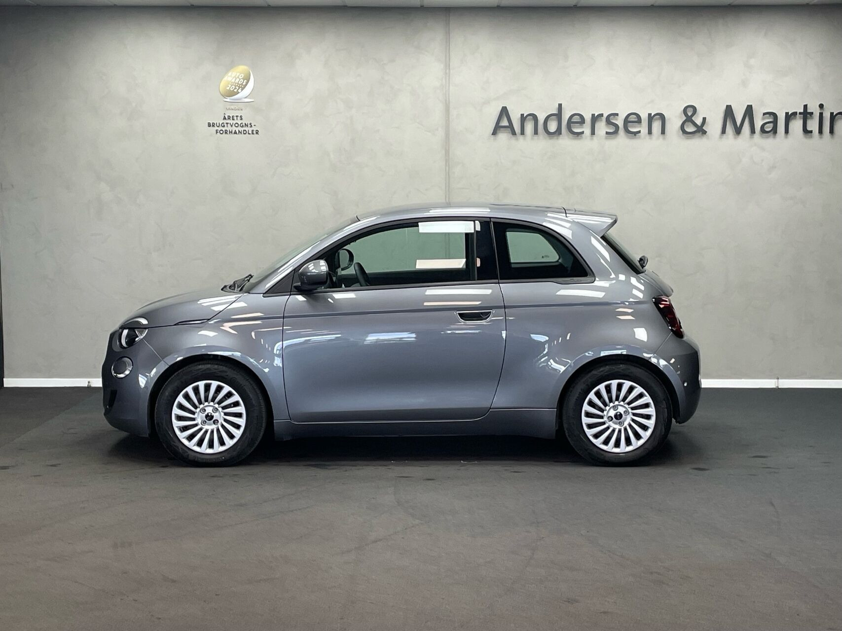 Grå Fiat 500e fra 2023