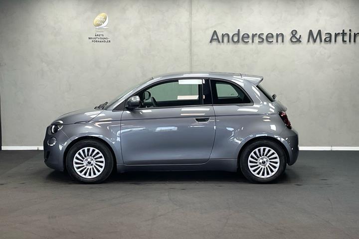 Grå Fiat 500e fra 2023