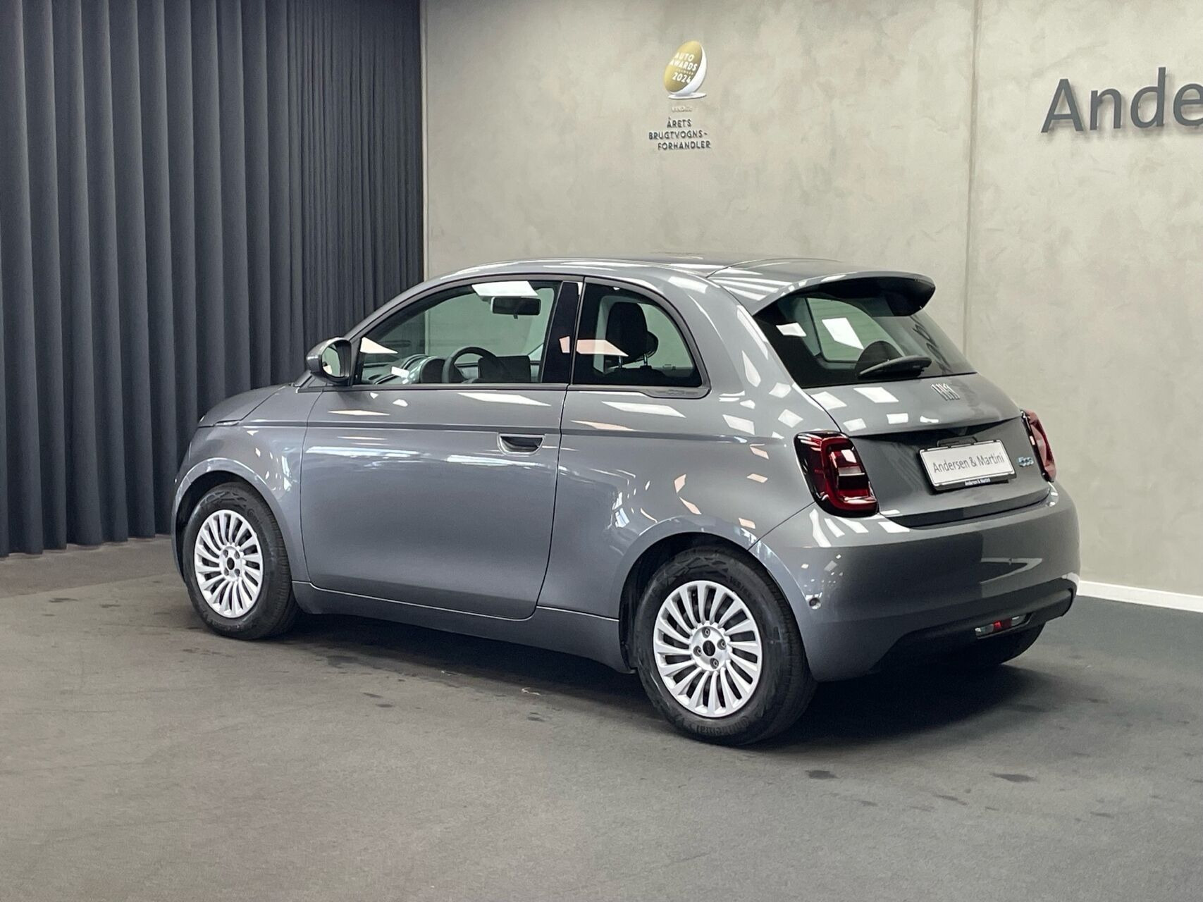 Grå Fiat 500e fra 2023