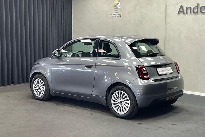 Grå Fiat 500e fra 2023