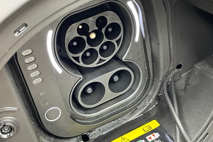 Grå Fiat 500e fra 2023