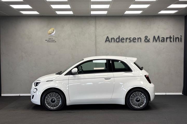 Hvid Fiat 500e fra 2023