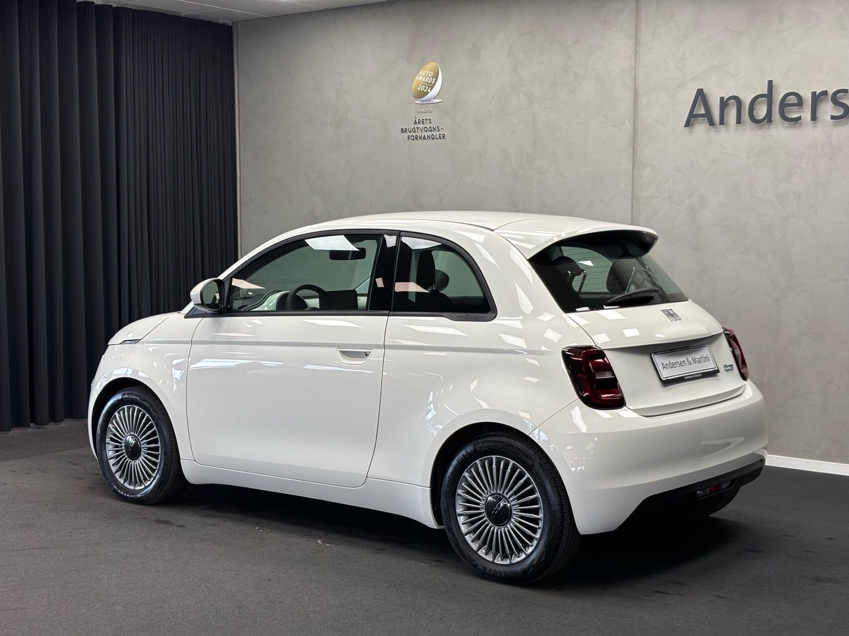 Hvid Fiat 500e fra 2023