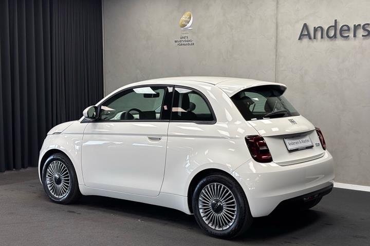 Hvid Fiat 500e fra 2023