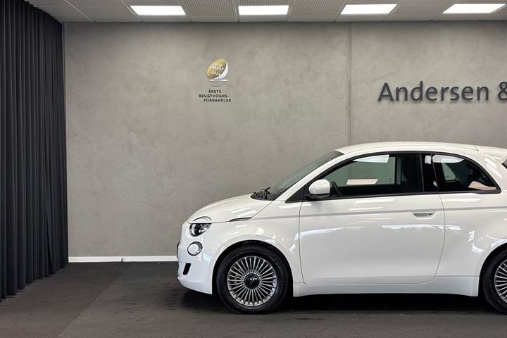 Hvid Fiat 500e fra 2023