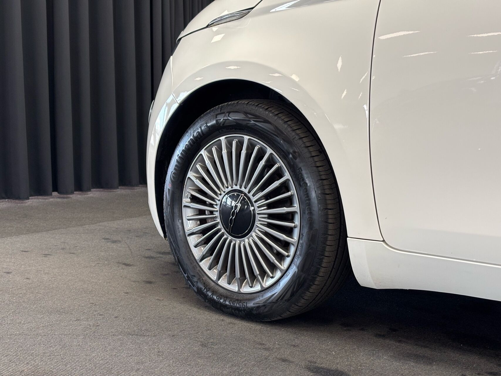 Hvid Fiat 500e fra 2023
