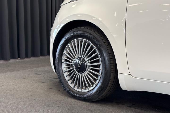 Hvid Fiat 500e fra 2023