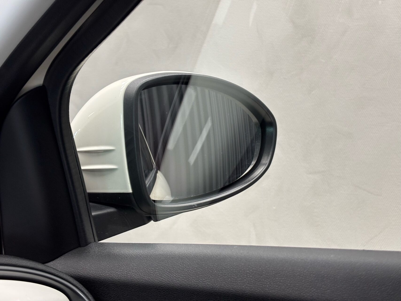 Hvid Fiat 500e fra 2023