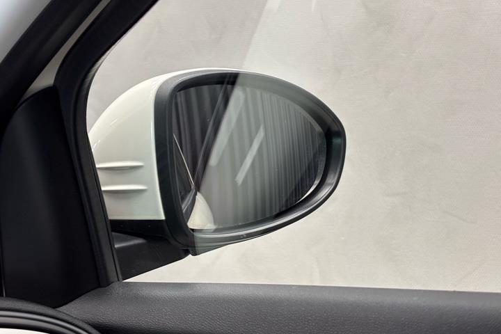 Hvid Fiat 500e fra 2023