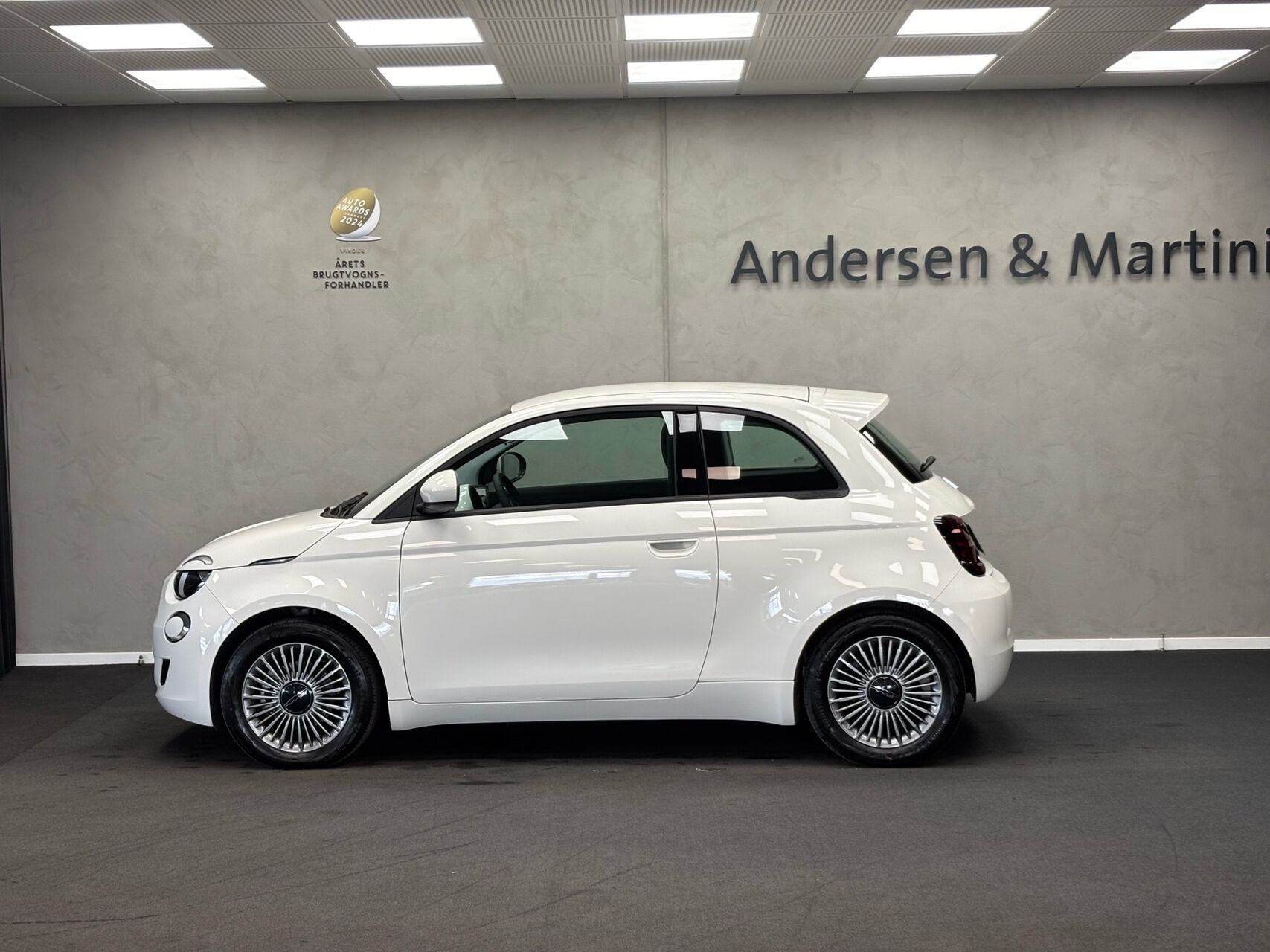 Hvid Fiat 500e fra 2023