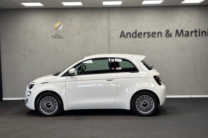 Hvid Fiat 500e fra 2023