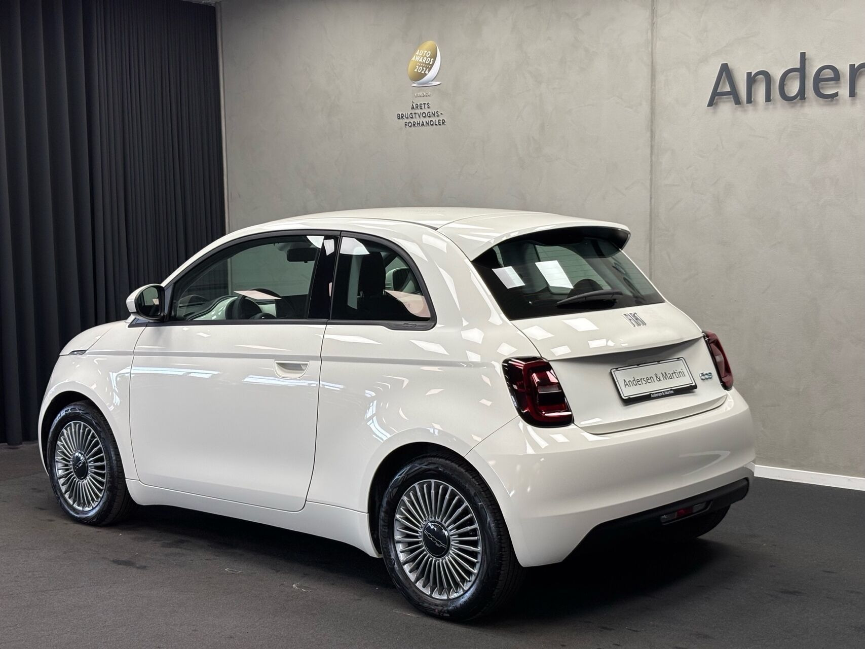 Hvid Fiat 500e fra 2023