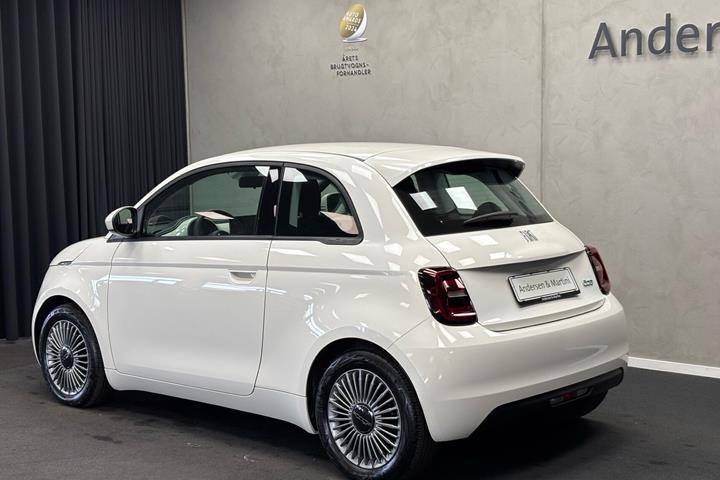 Hvid Fiat 500e fra 2023