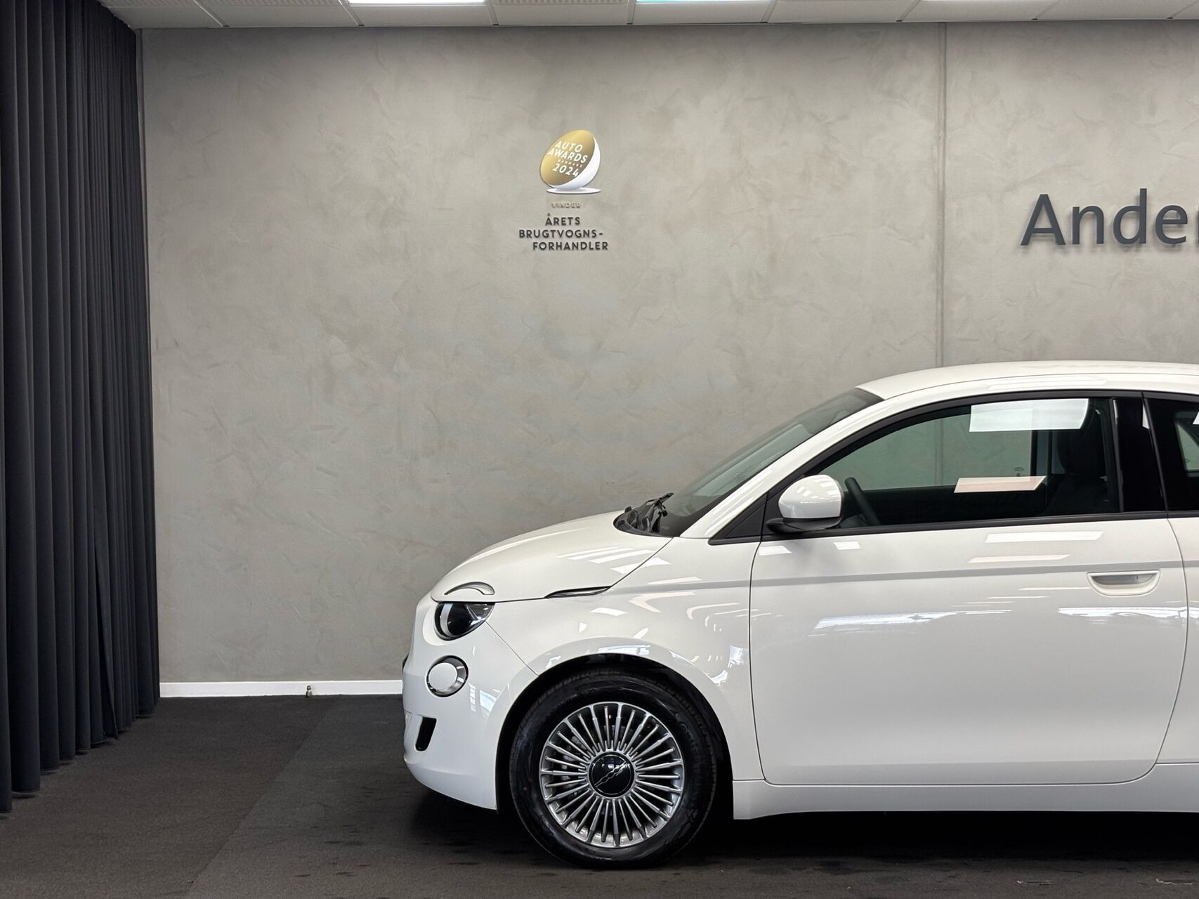 Hvid Fiat 500e fra 2023