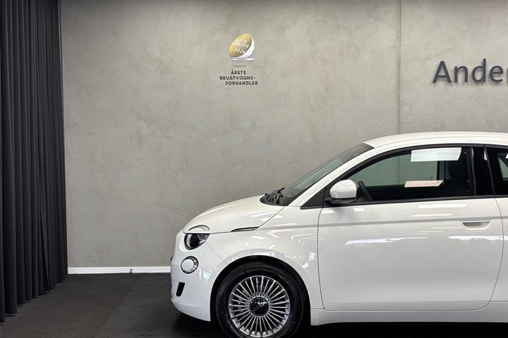 Hvid Fiat 500e fra 2023