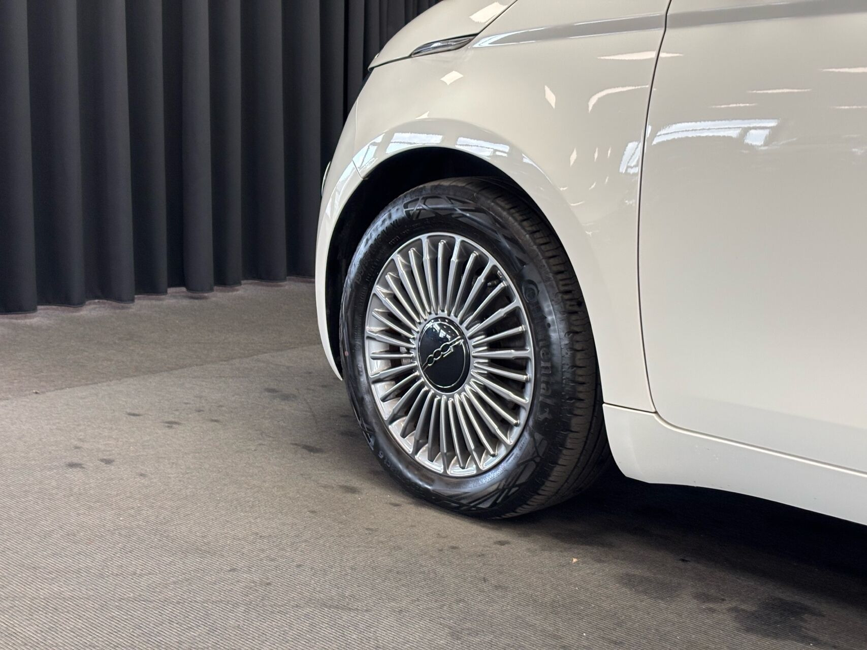 Hvid Fiat 500e fra 2023