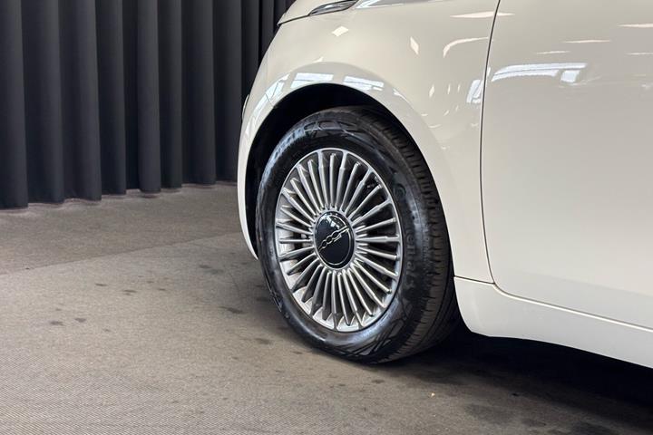 Hvid Fiat 500e fra 2023
