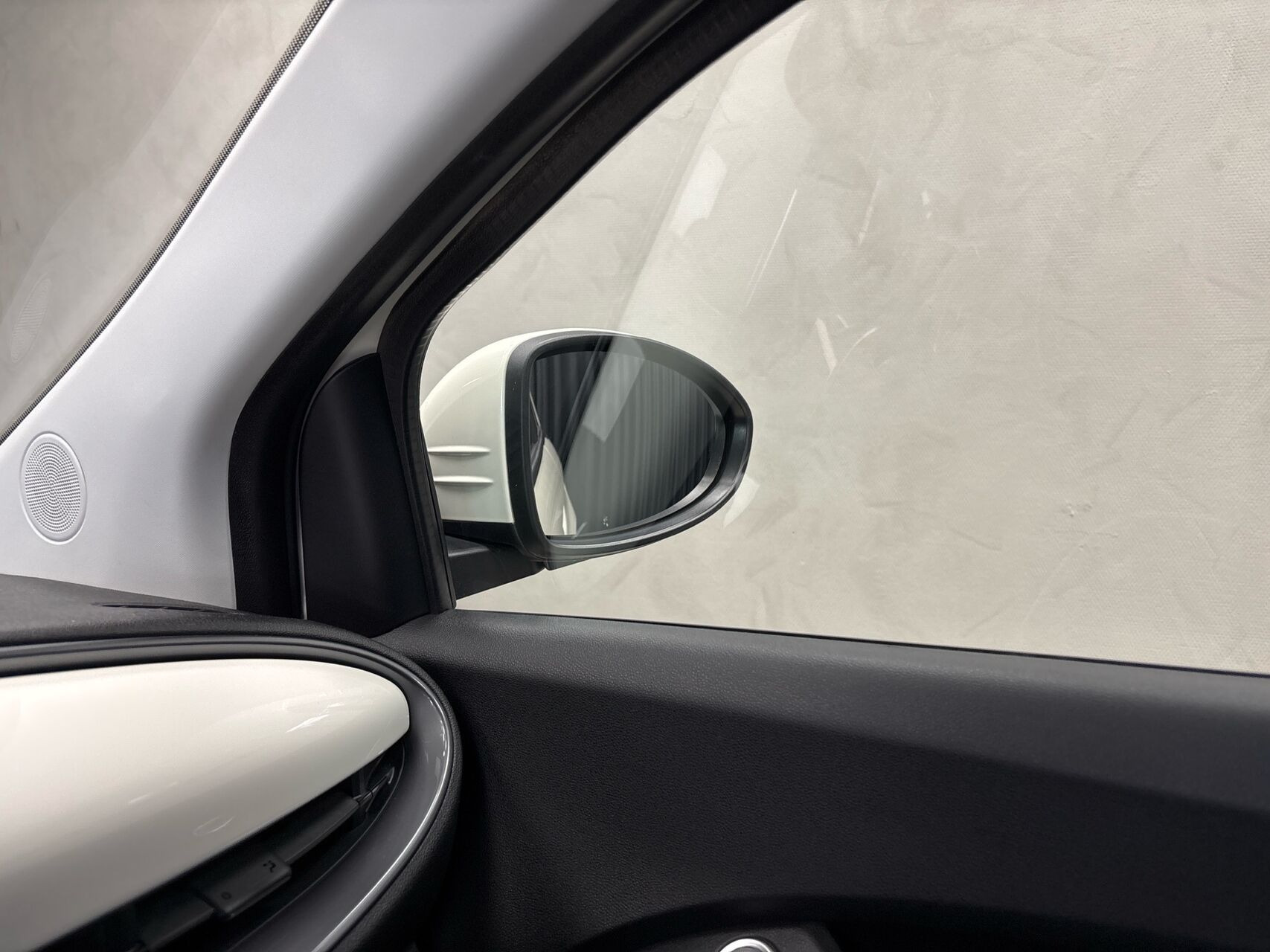 Hvid Fiat 500e fra 2023