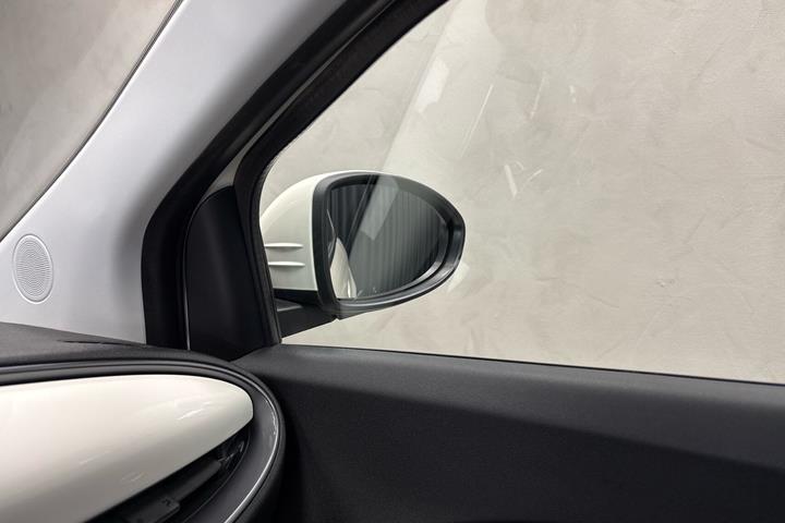 Hvid Fiat 500e fra 2023