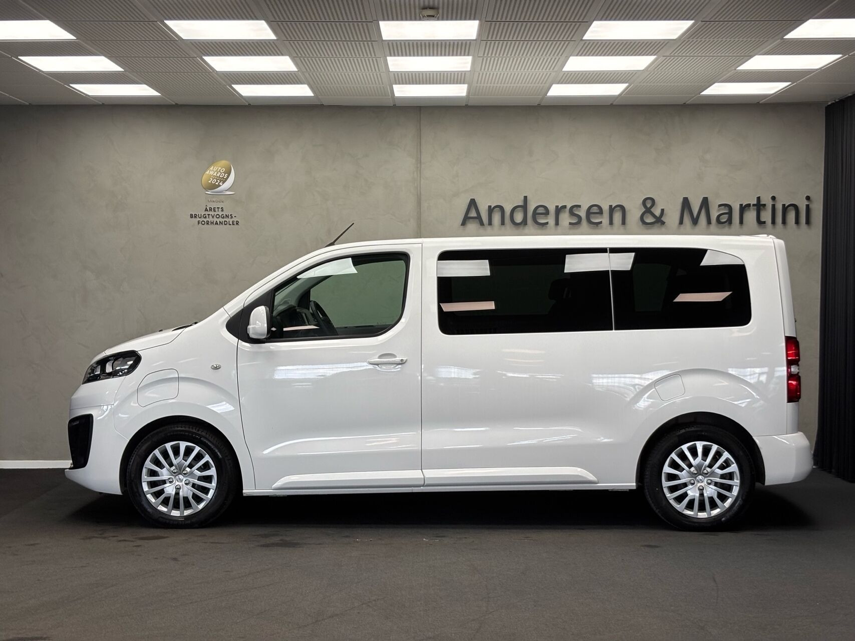 Hvid Opel Vivaro-e fra 2020