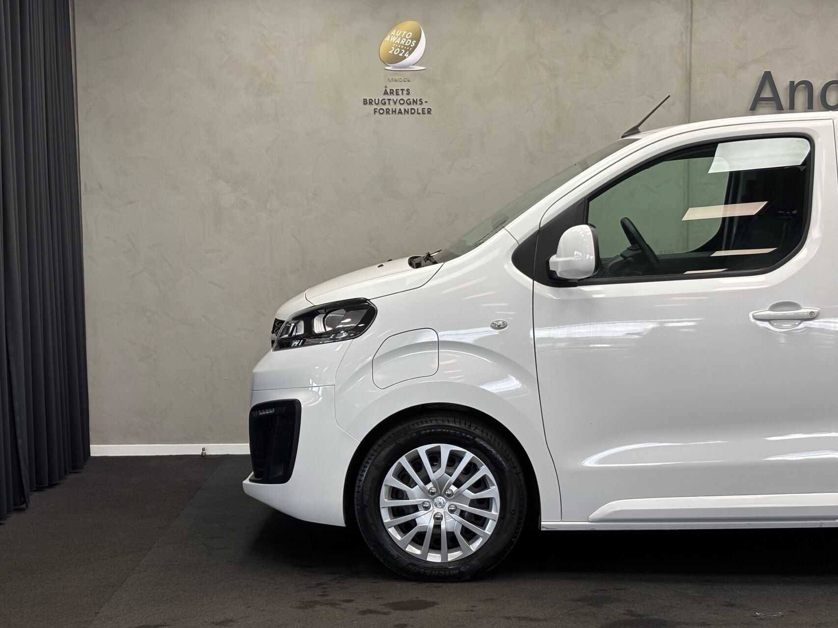 Hvid Opel Vivaro-e fra 2020