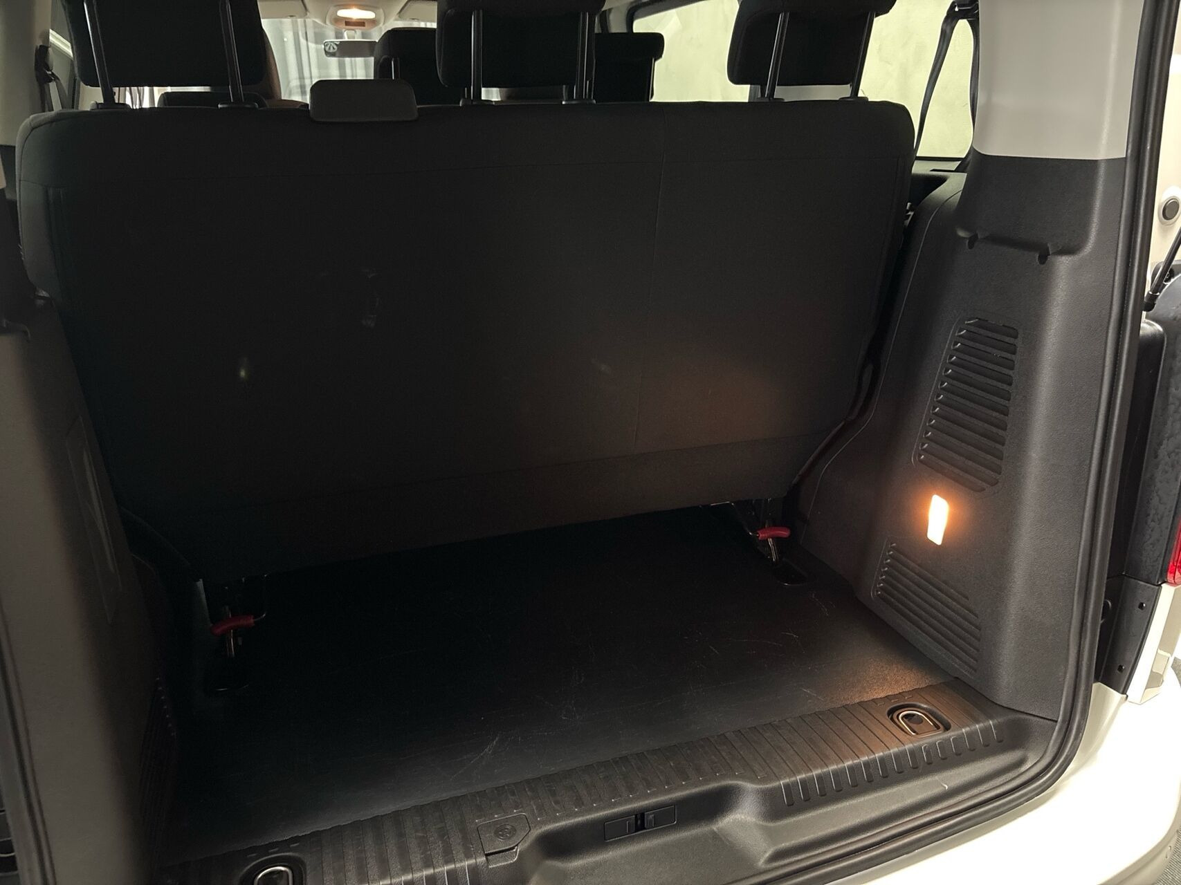 Hvid Opel Vivaro-e fra 2020