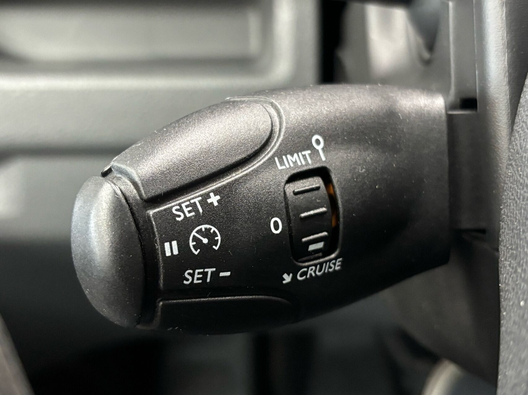 Hvid Opel Vivaro-e fra 2020
