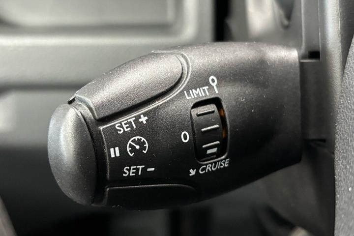 Hvid Opel Vivaro-e fra 2020