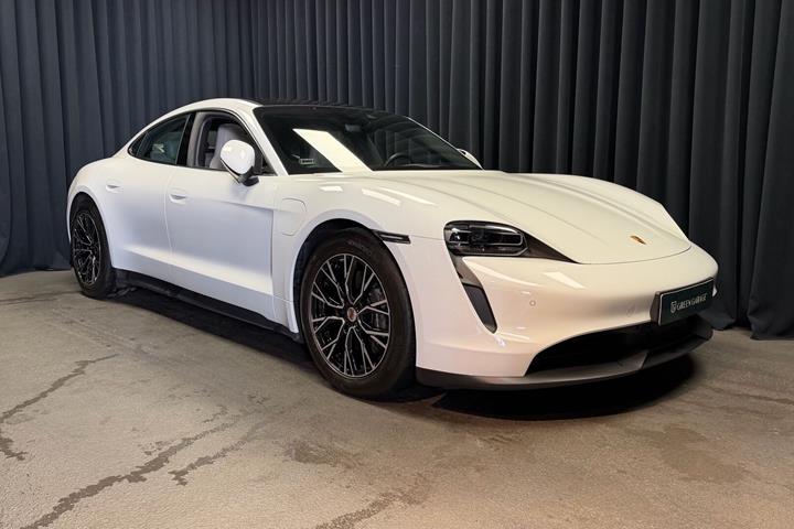 Hvid Porsche Taycan fra 2022 set udefra