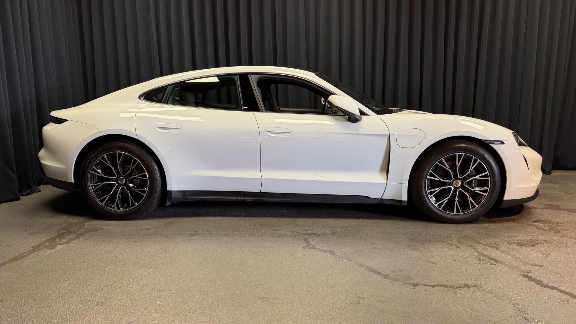 Hvid Porsche Taycan fra 2022